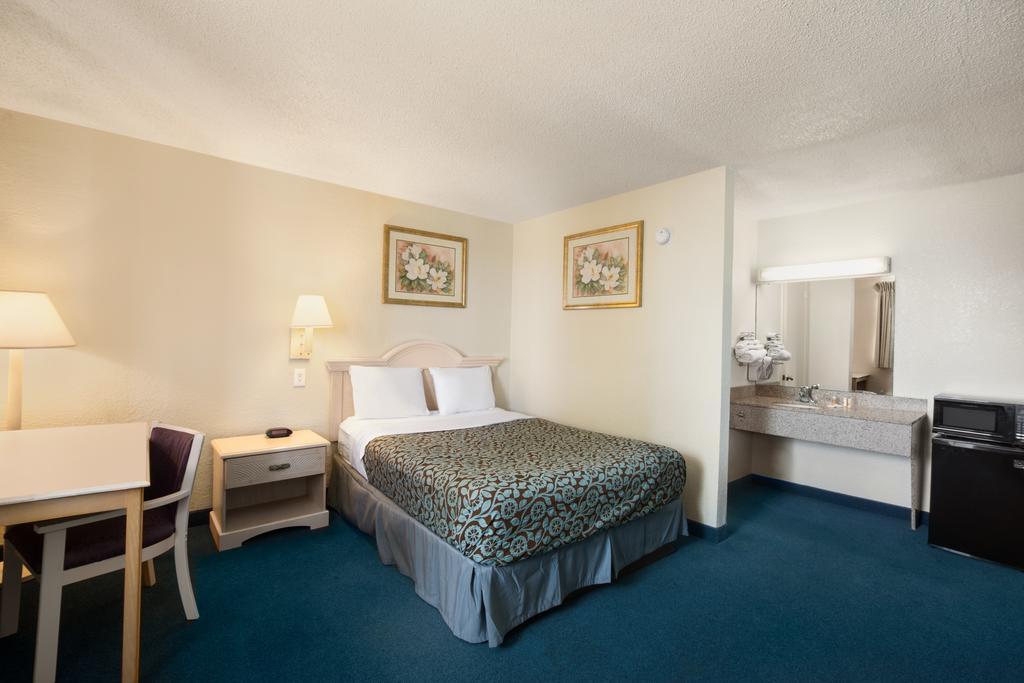 Ferry Pass Days Inn Pensacola North מראה חיצוני תמונה