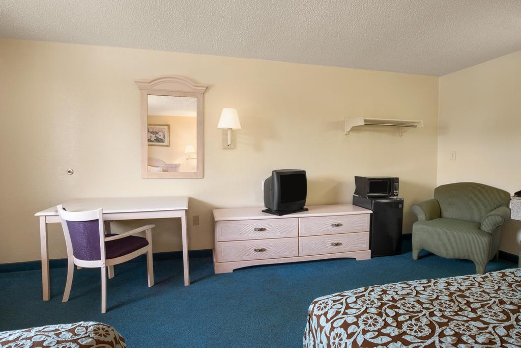 Ferry Pass Days Inn Pensacola North מראה חיצוני תמונה