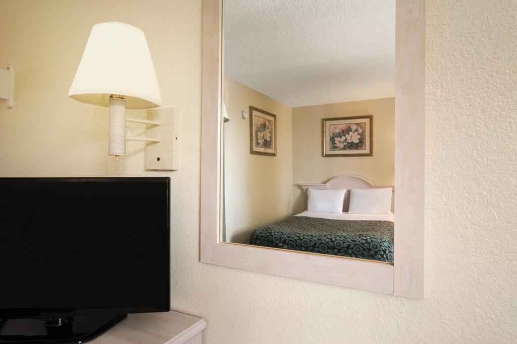 Ferry Pass Days Inn Pensacola North מראה חיצוני תמונה